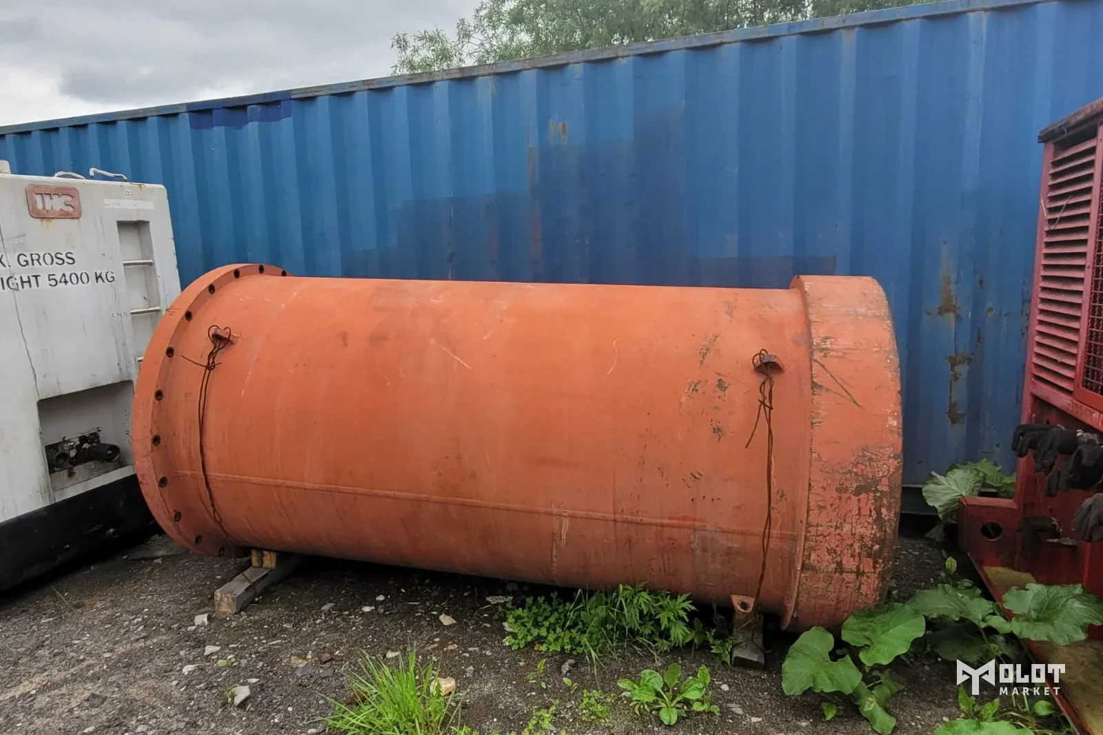 Элемент комплекта гидромолота IHC Hydrohammer S-90 на площадке хранения